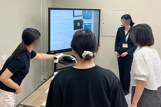 研修の様子３（学生が実際に使ってみる様子）